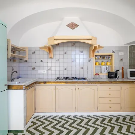 Honey - De Vivo Realty *