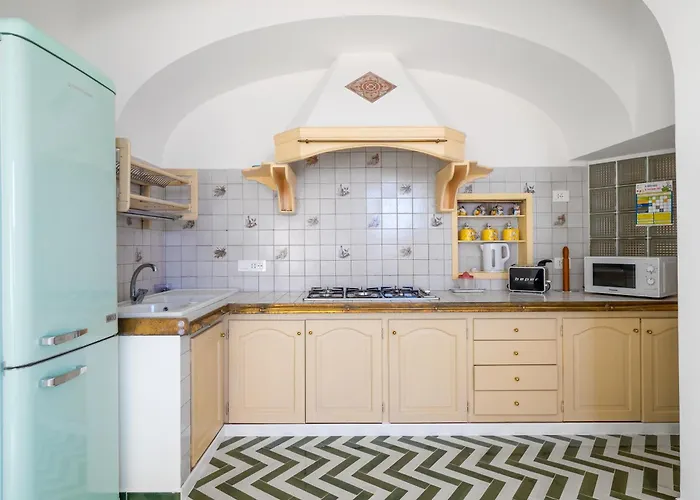 Honey - De Vivo Realty *